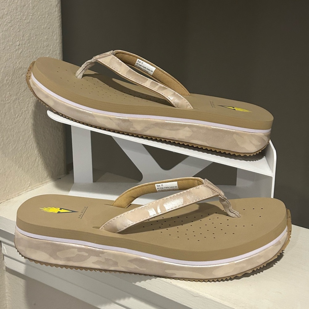 Volatile Women Untamed Beige/Camo Flatform Sandals Flats Sz 10 Medium New No Box